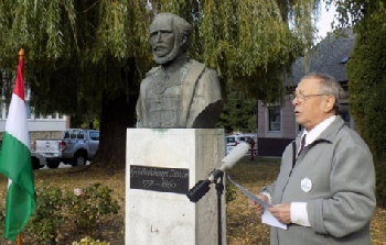 30 ves a zirci Szchenyi Istvn mellszobor